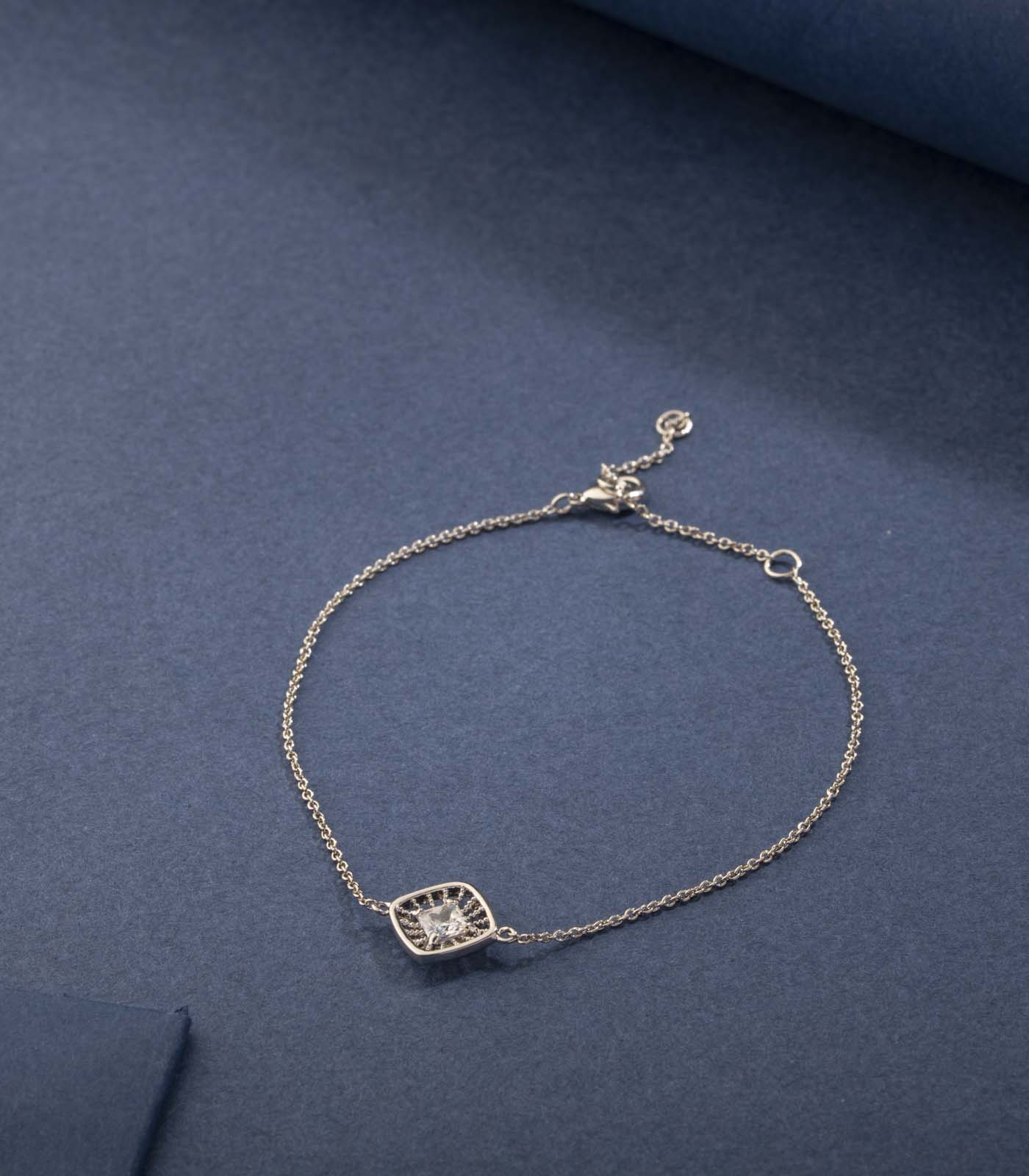 Charming Subtle White Bracelet (Brass)