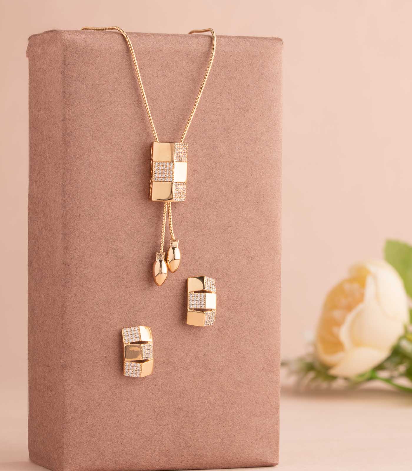 Chic Geometry Pendant (Brass)