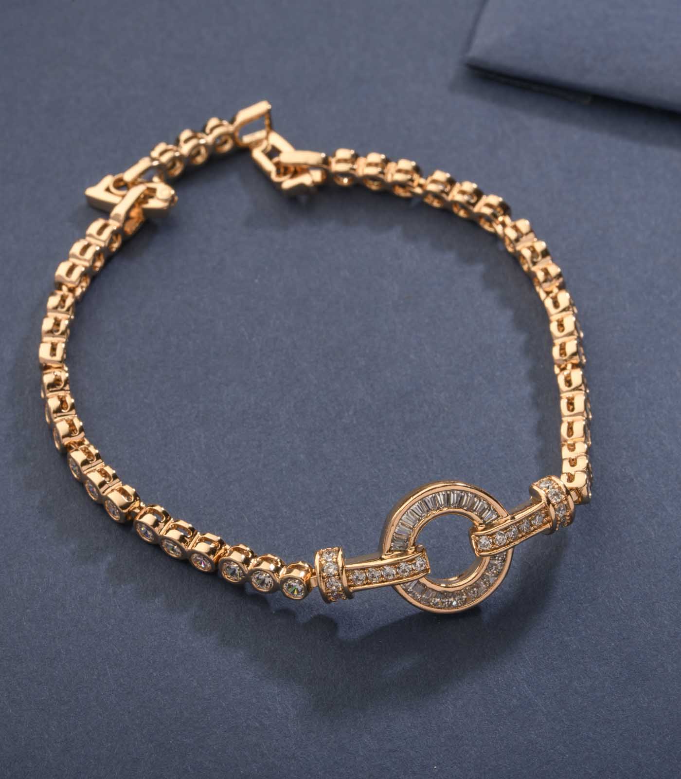 Exquisite Golden Circle Bracelet (Brass)