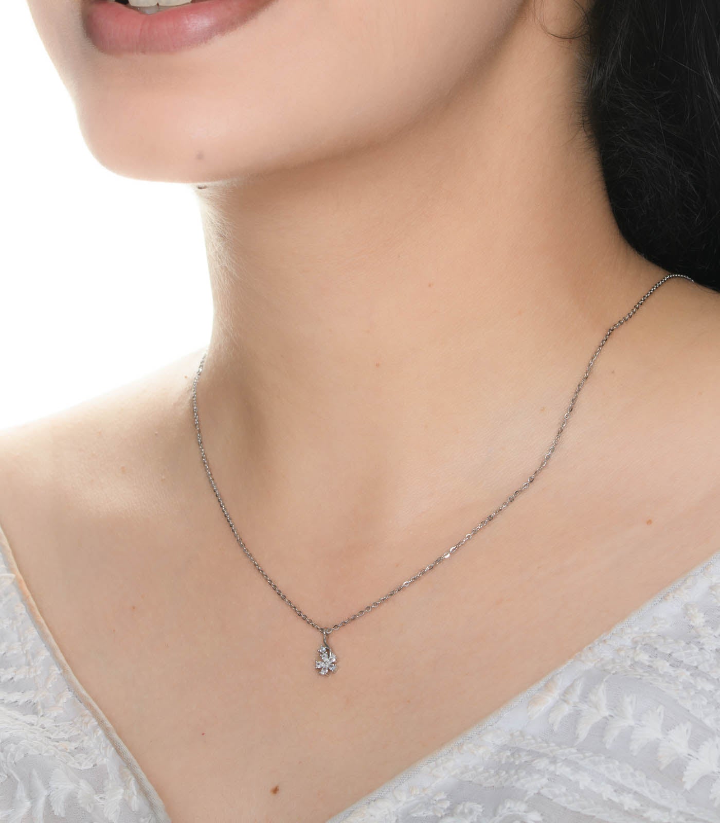 Tiny Daisy Necklace (Silver)