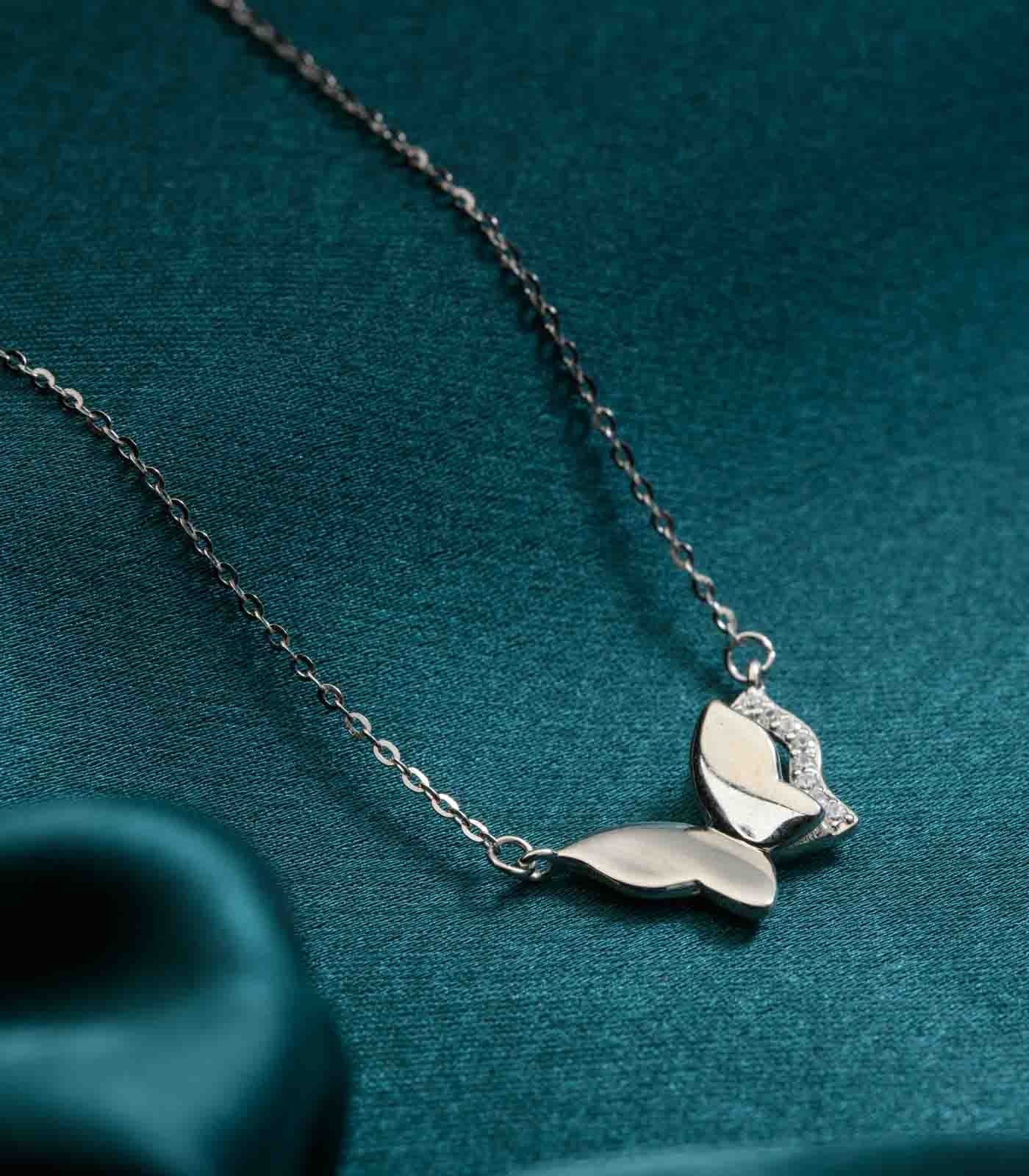 A Peeking Butterfly Necklace (Silver)