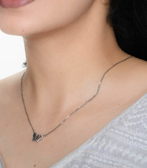 A Peeking Butterfly Necklace (Silver)
