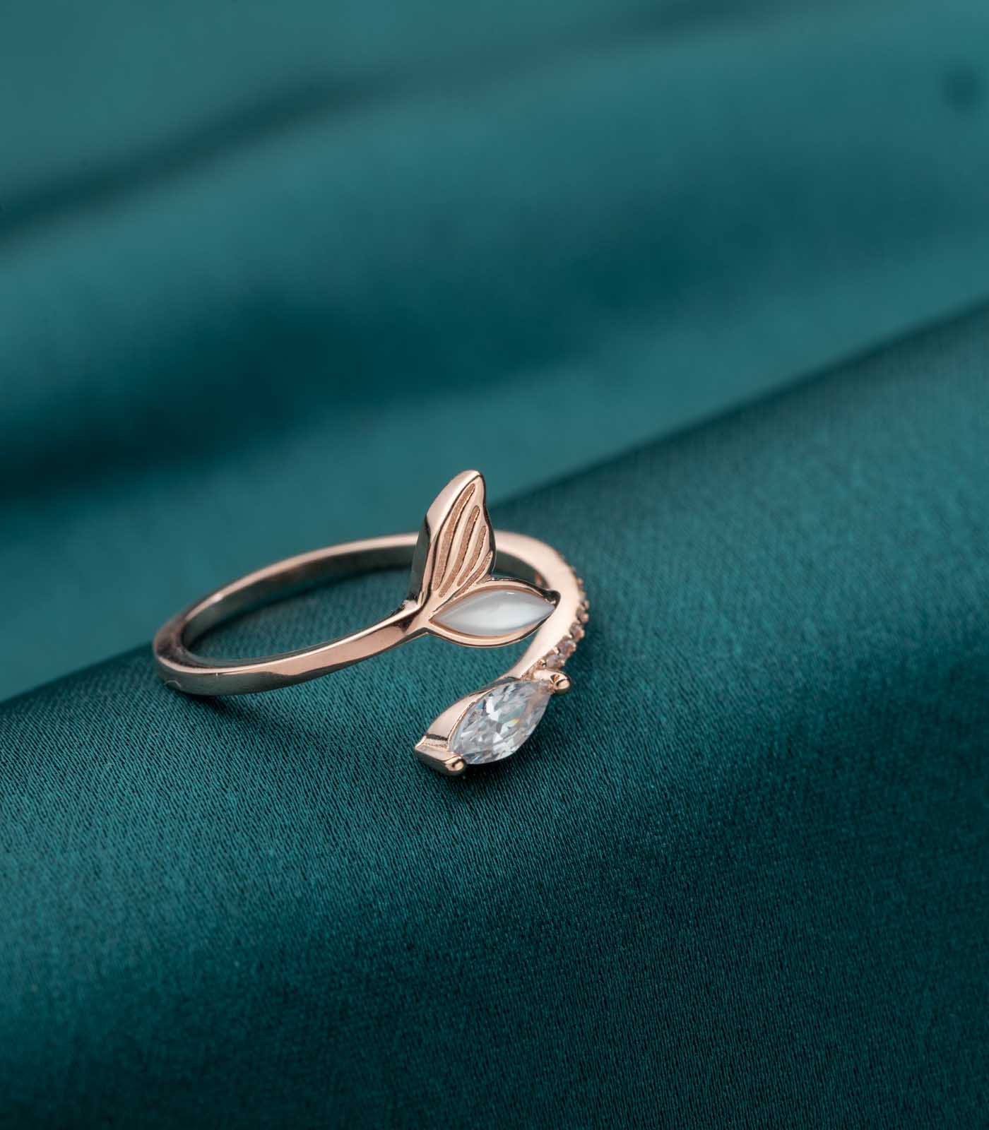 Rosy Fishtail Adjustable Finger Ring (Silver)