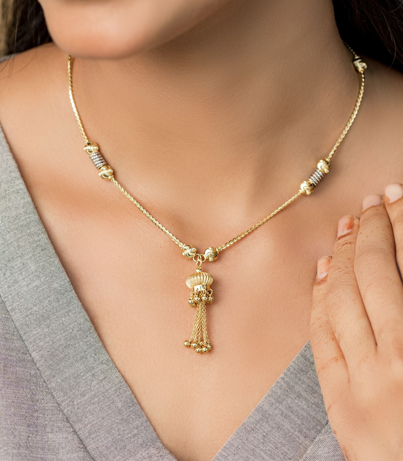 Central Charm Gold Colored Necklace (Silver)