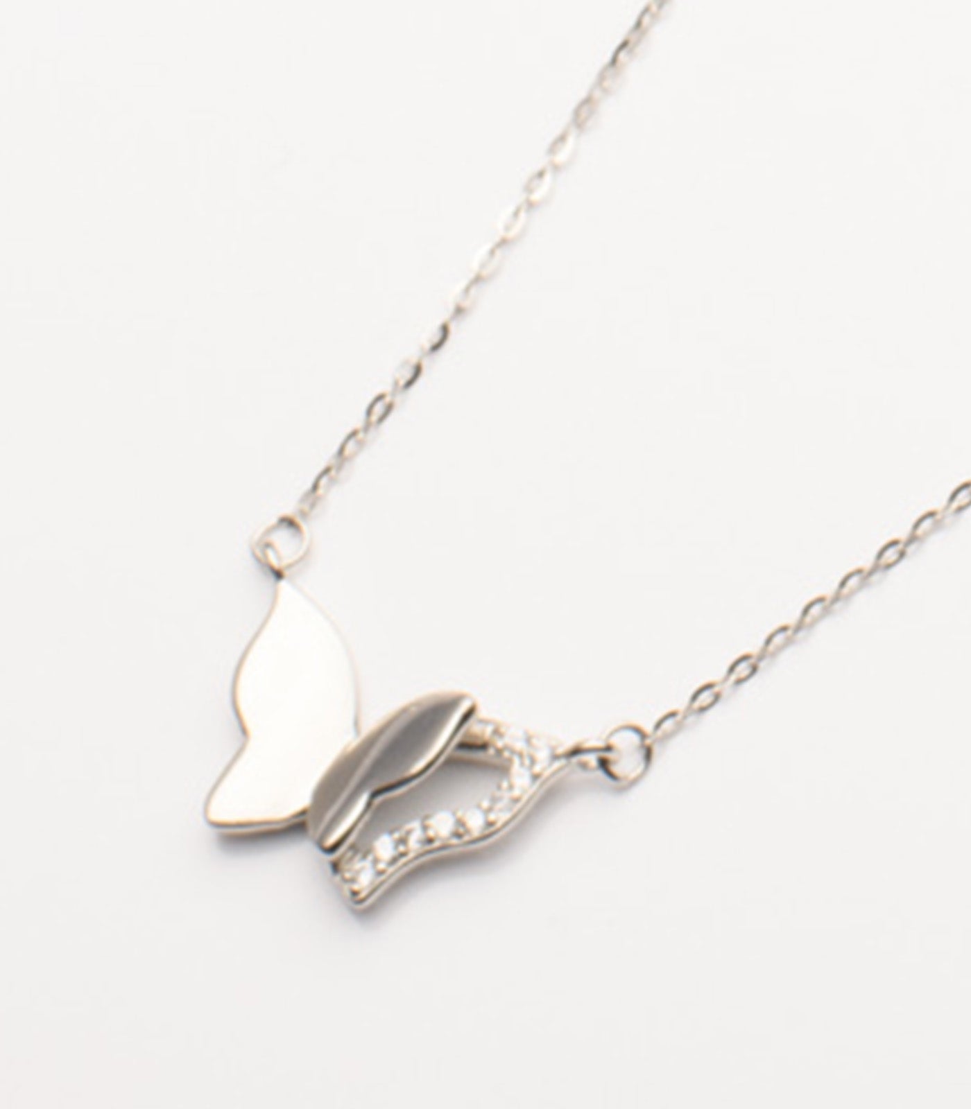 A Peeking Butterfly Necklace (Silver)