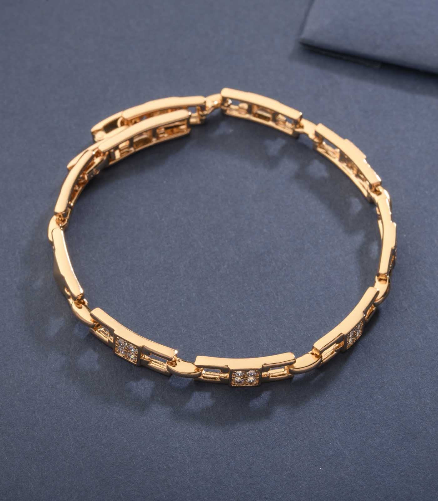 Flattering Round Brass Bracelet (Brass)