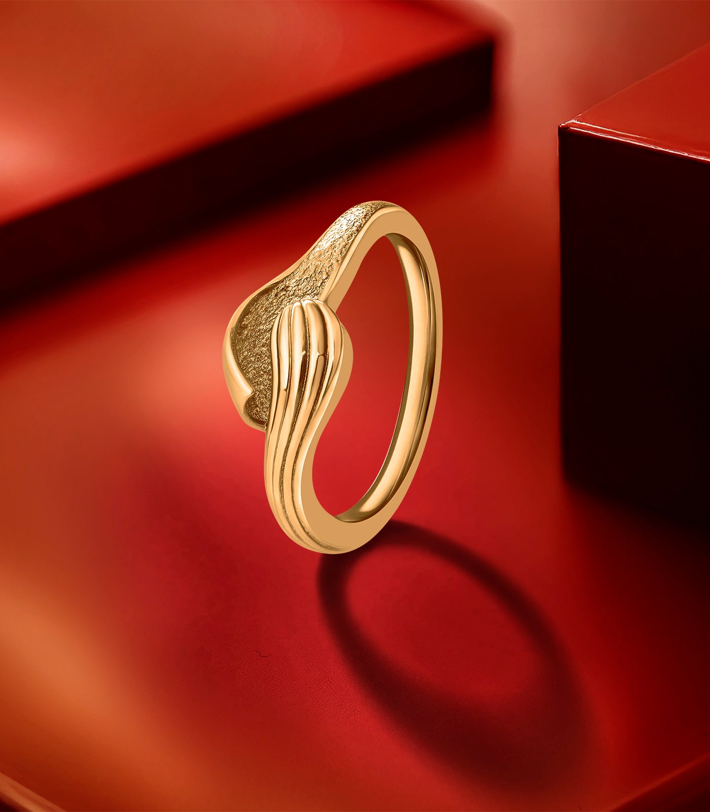 Serene Bond Gold Finger Ring