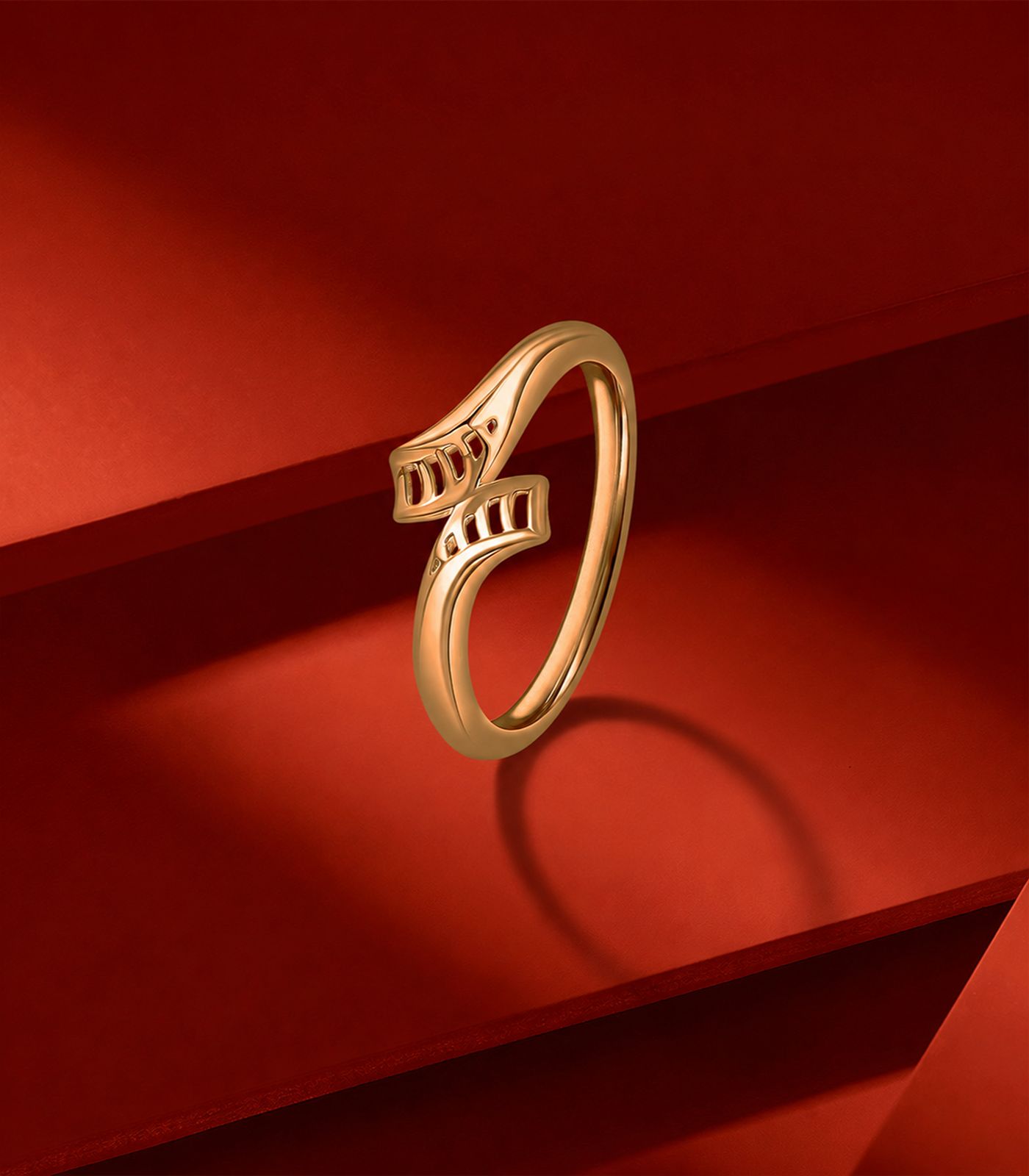 Elegant Edge Gold Finger Ring