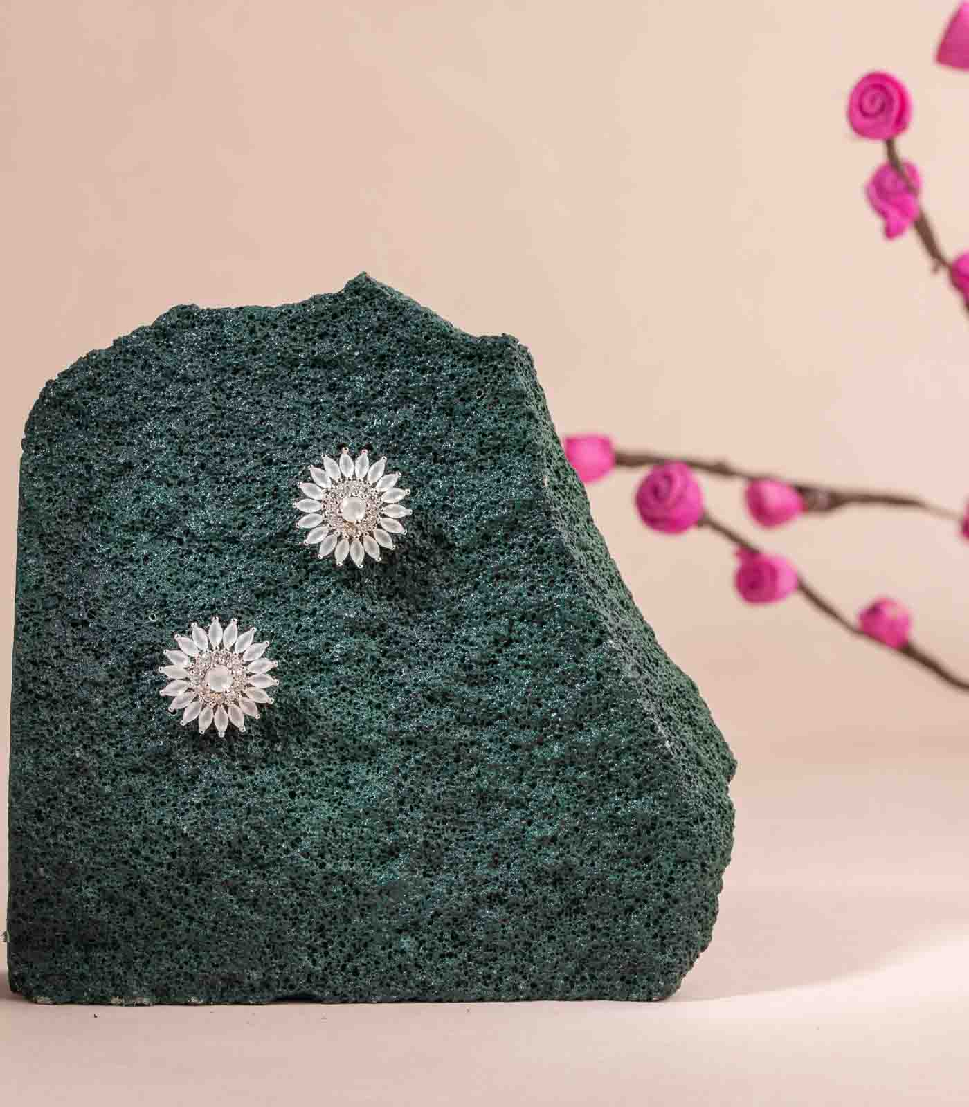 Slivering Flower Studs (Brass)