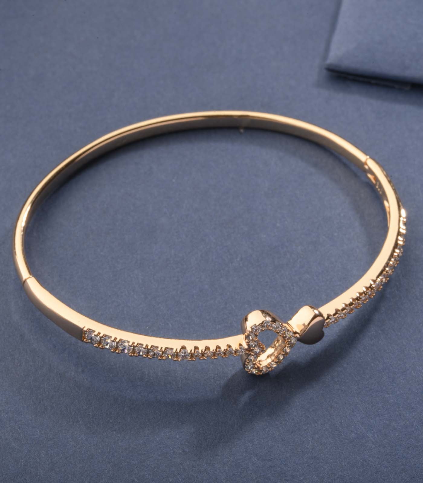 Stylish Golden Heart Bracelet (Brass)