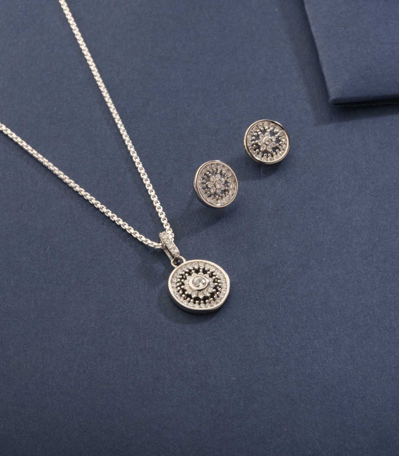 Beautiful Ponds Of Silver Flowers Pendant Set (Silver)