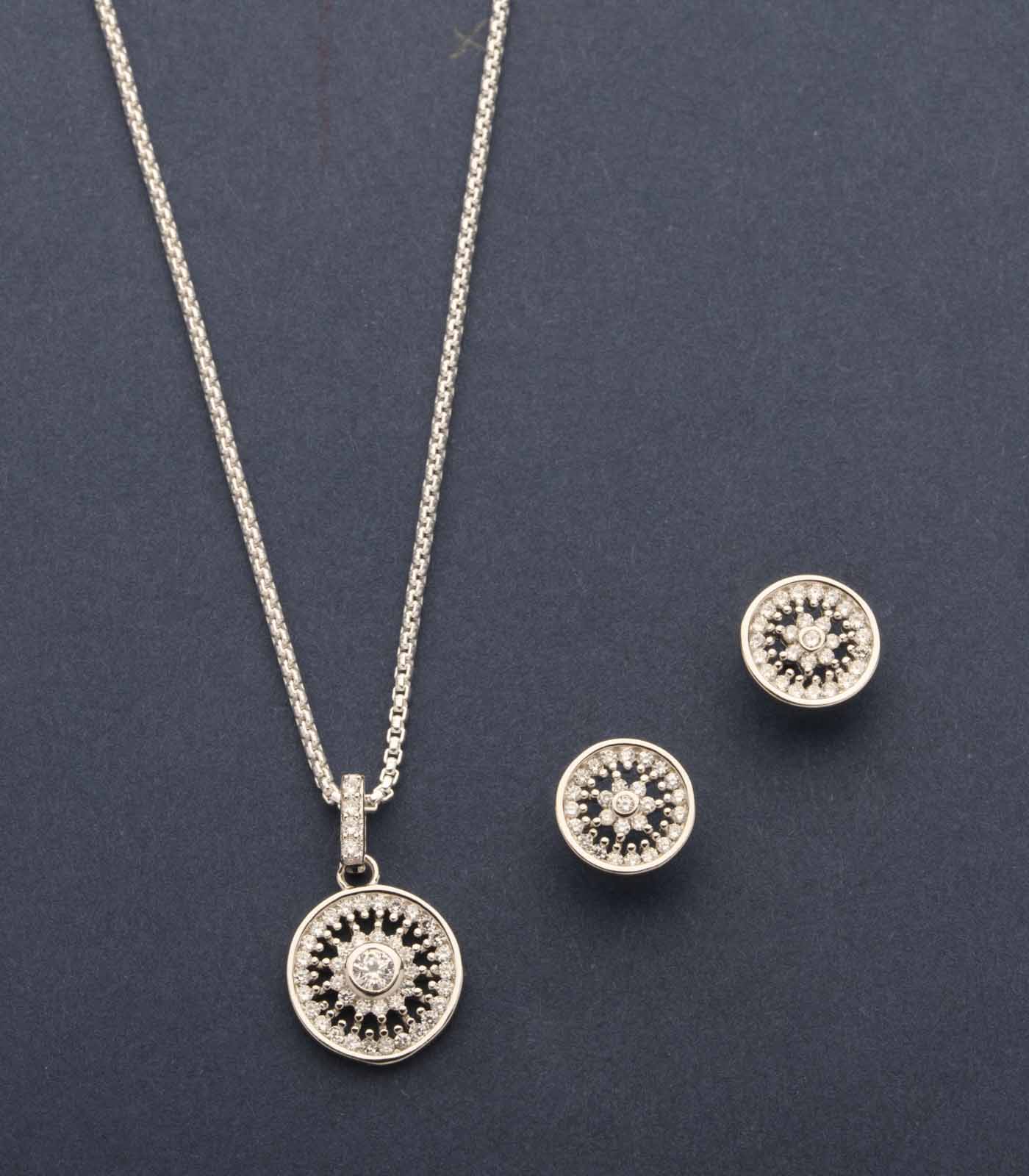 Beautiful Ponds Of Silver Flowers Pendant Set (Silver)