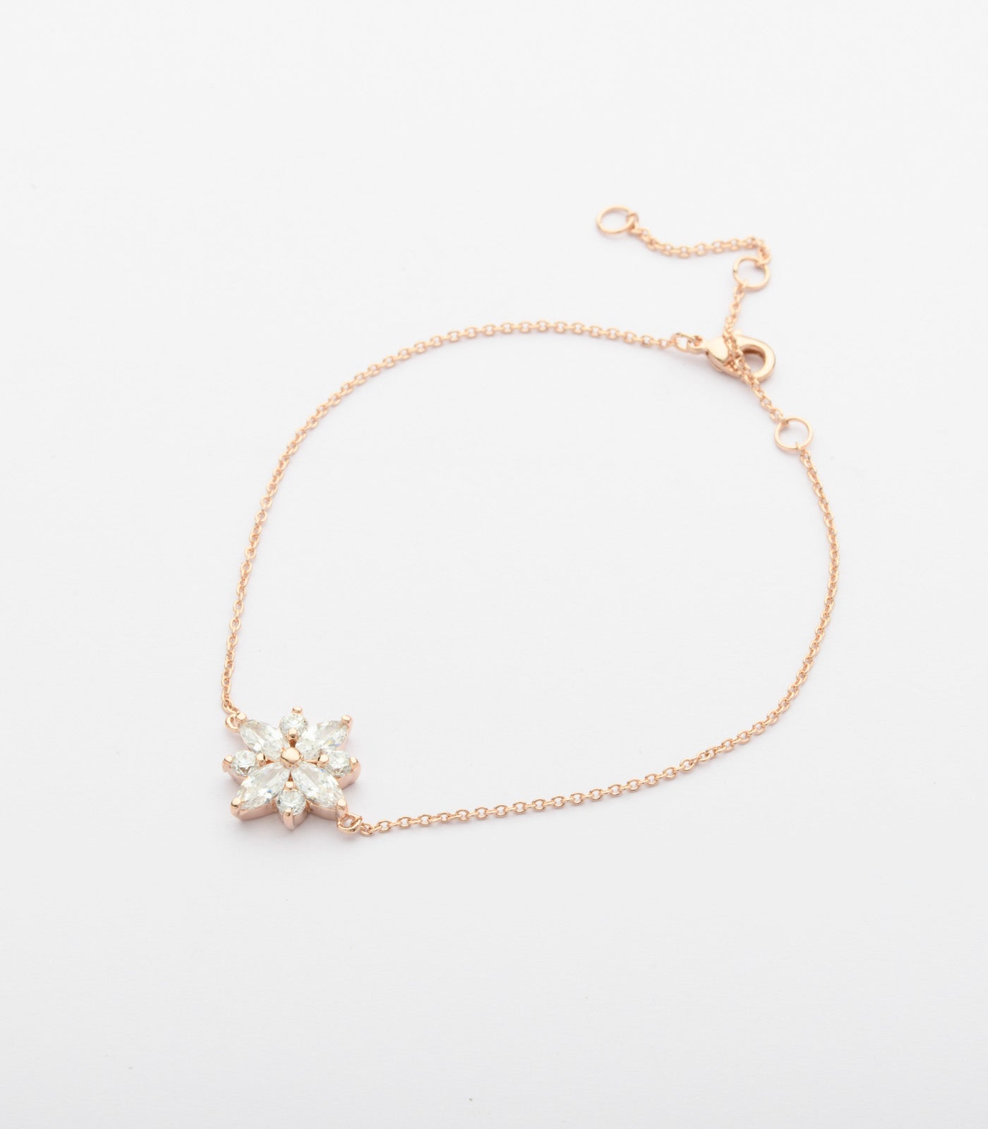 Eye-Catching Brass String Of A White Flower Bracelet (Brass)