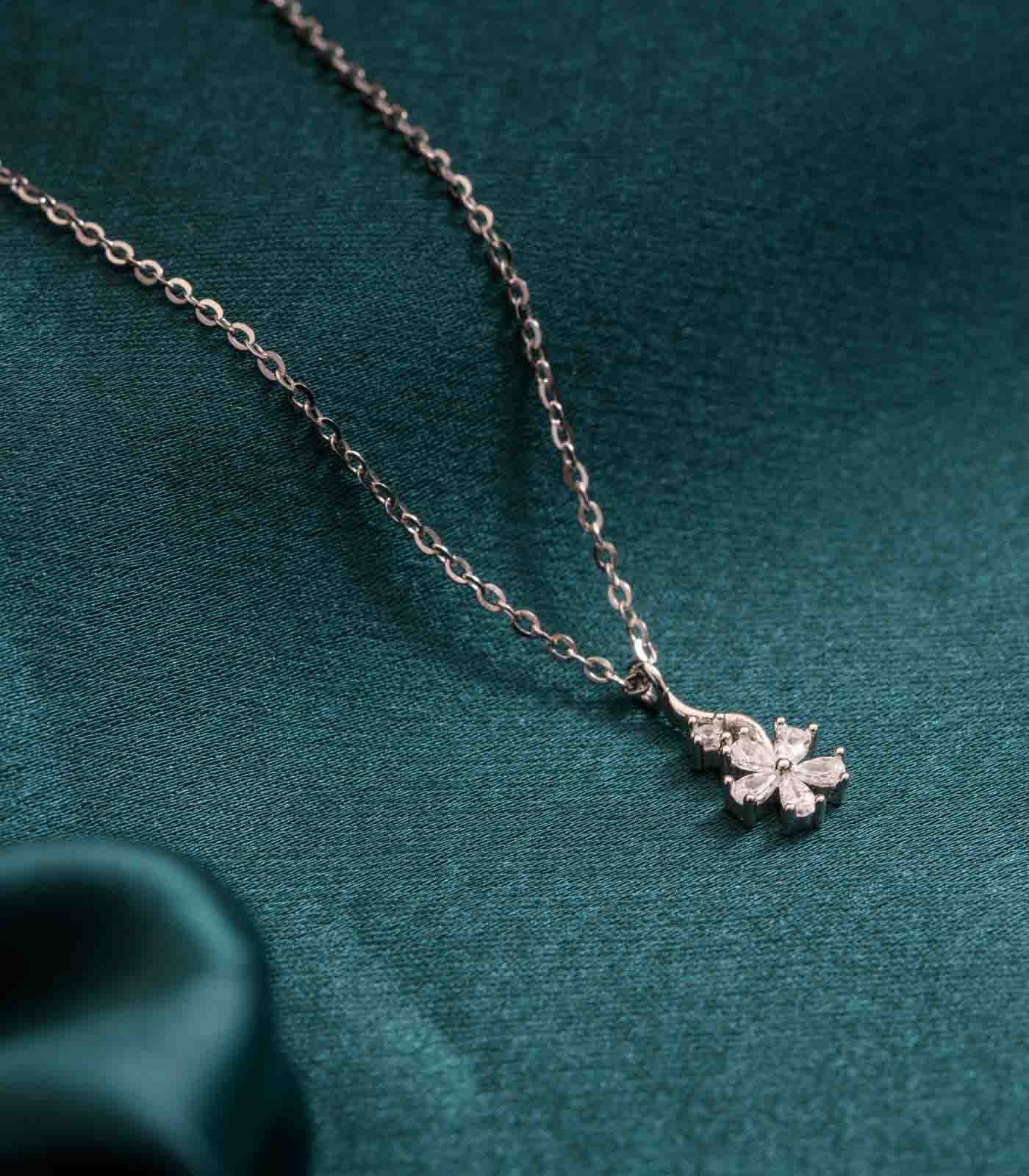 Tiny Daisy Necklace (Silver)