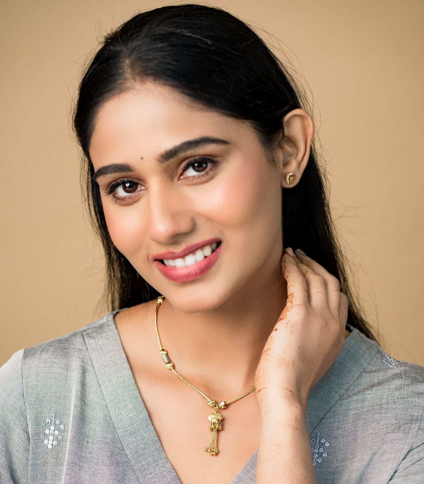 Central Charm Gold Colored Necklace (Silver)