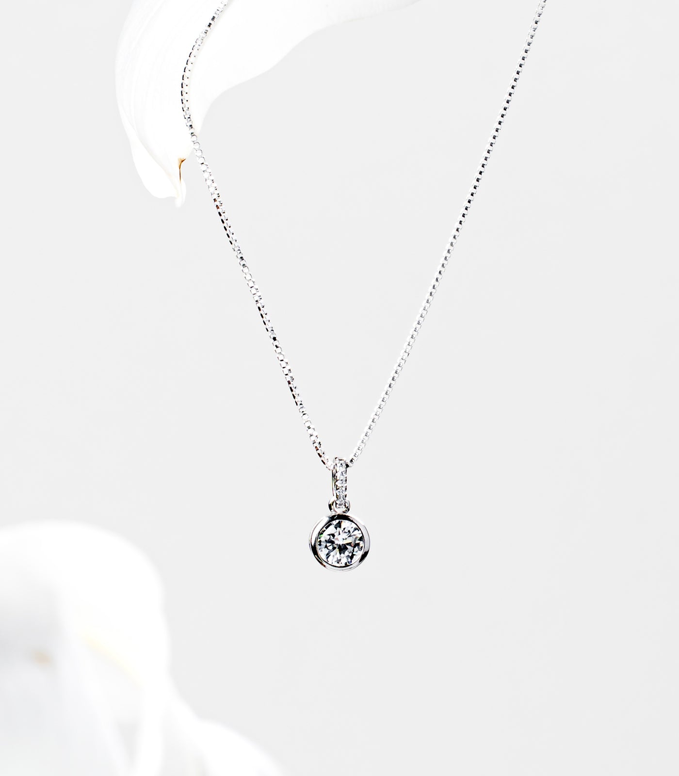 Shiny Crystal Core Necklace (Silver)