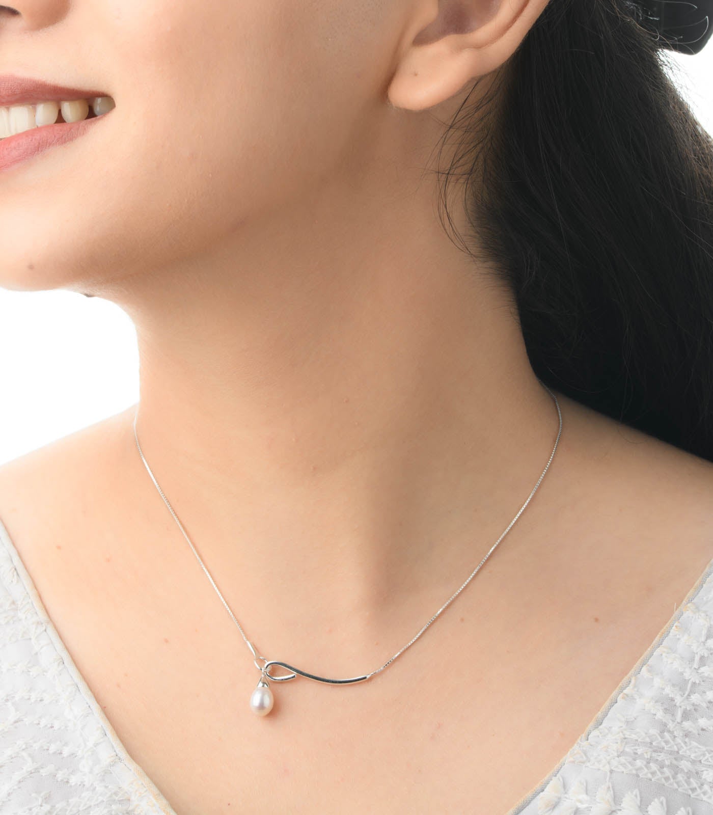 Classic Pearl Necklace (Silver)