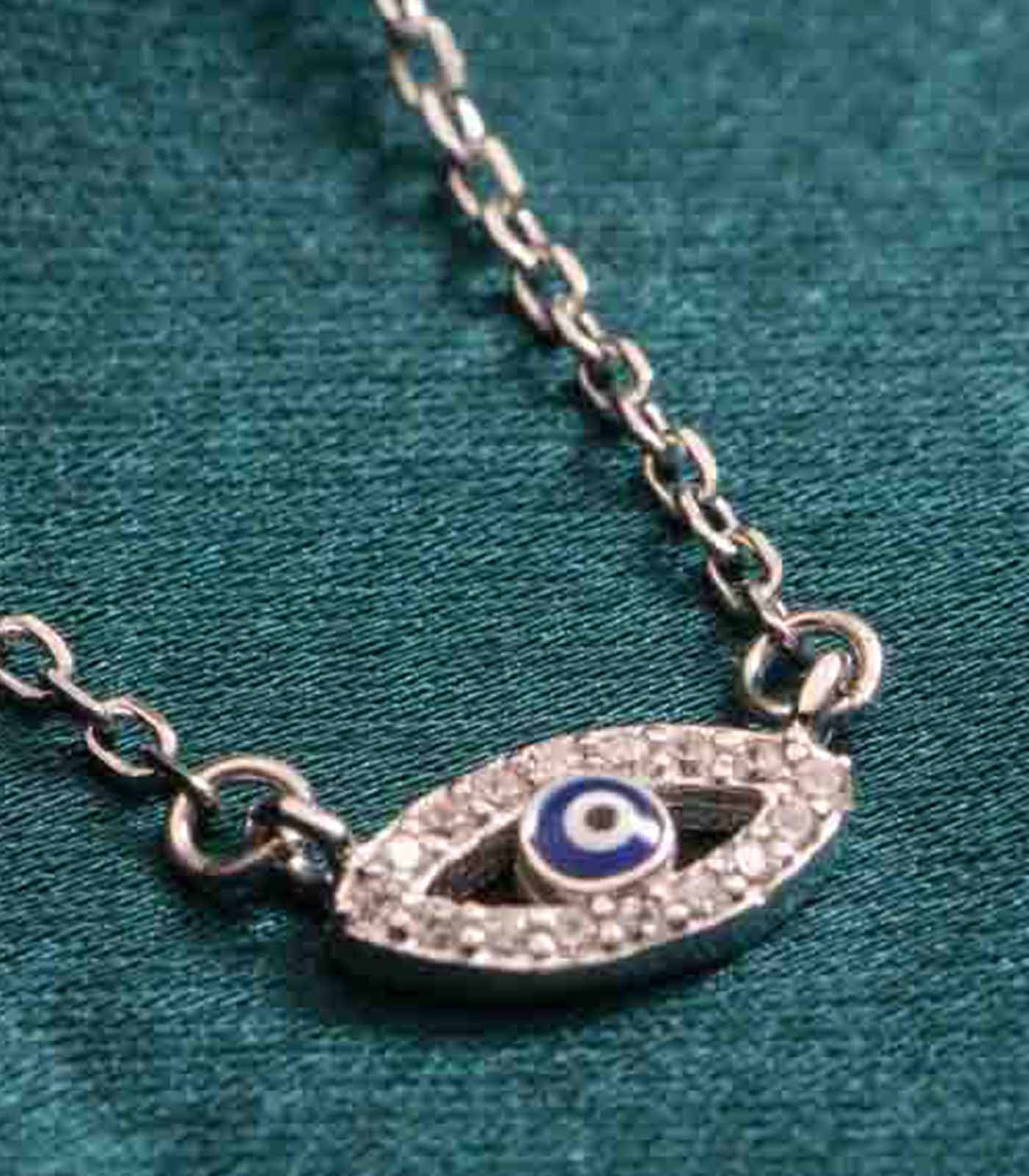 An Evil Eye Necklace (Silver)
