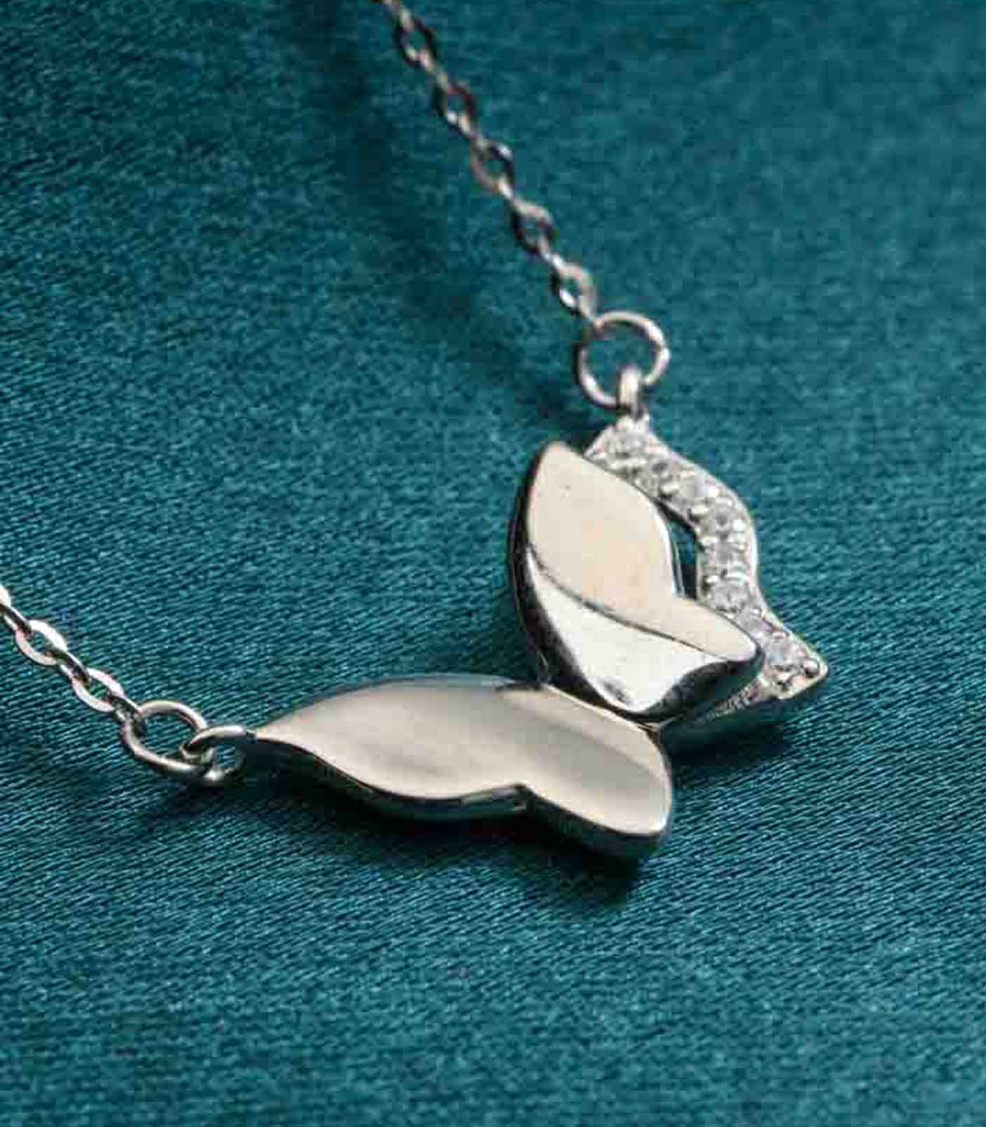 A Peeking Butterfly Necklace (Silver)