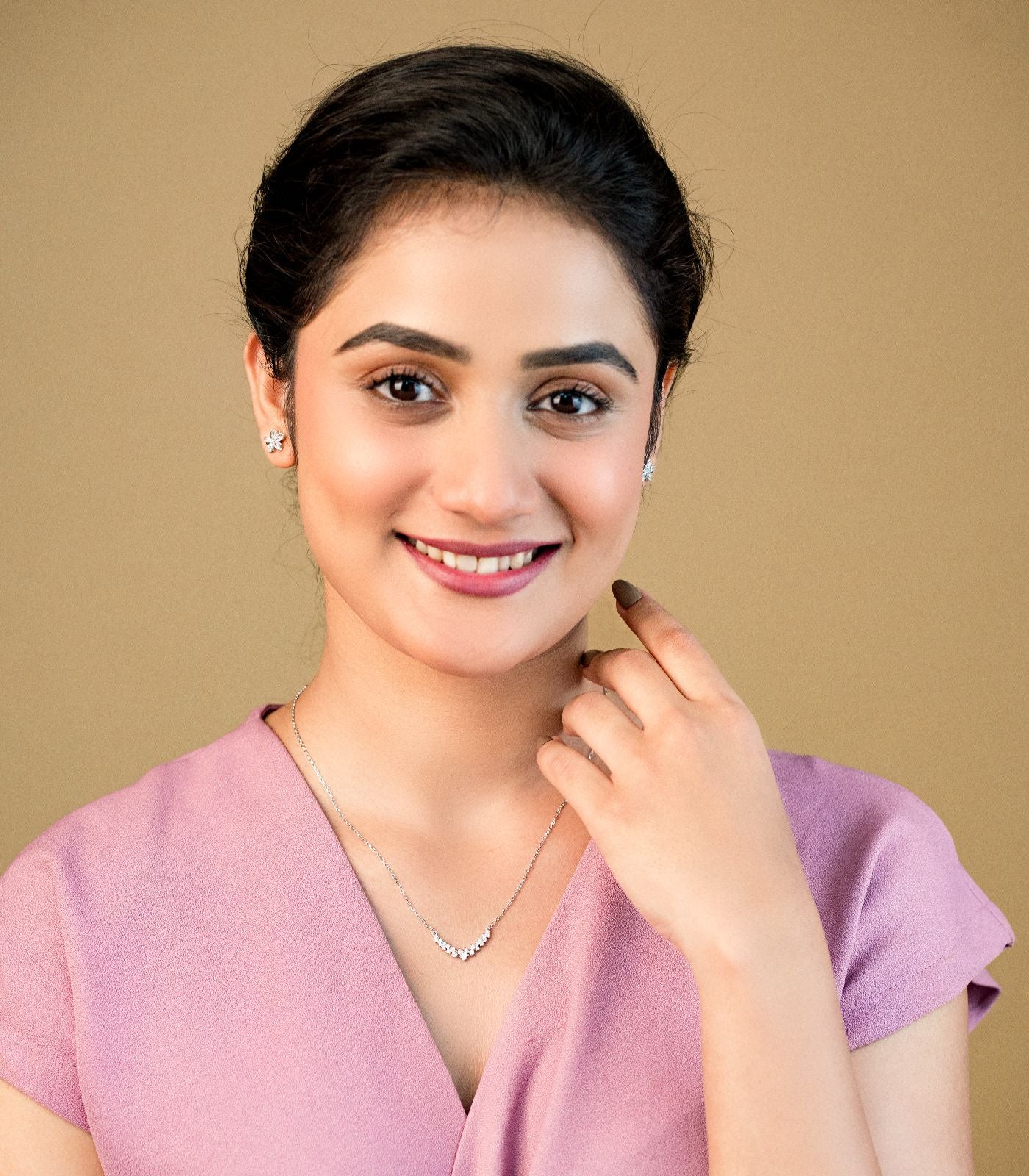 Classic Shiny Stones Necklace (Silver)