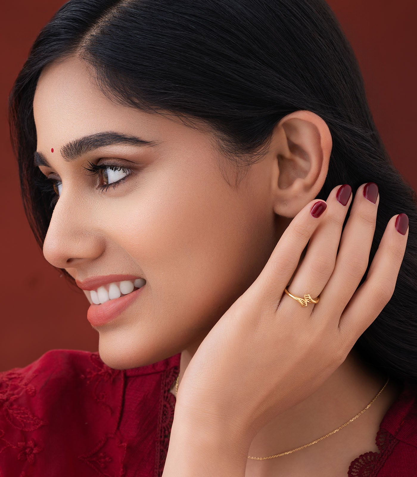 Elegant Edge Gold Finger Ring