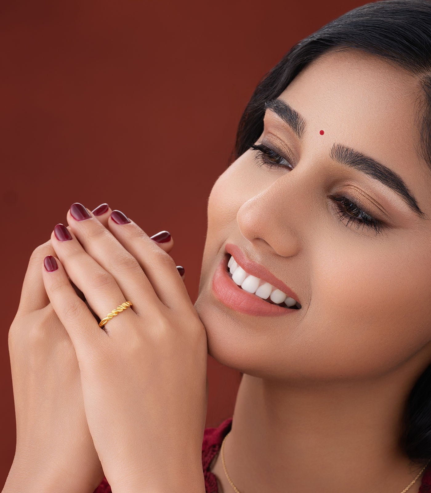 Timeless Twist Gold Finger Ring