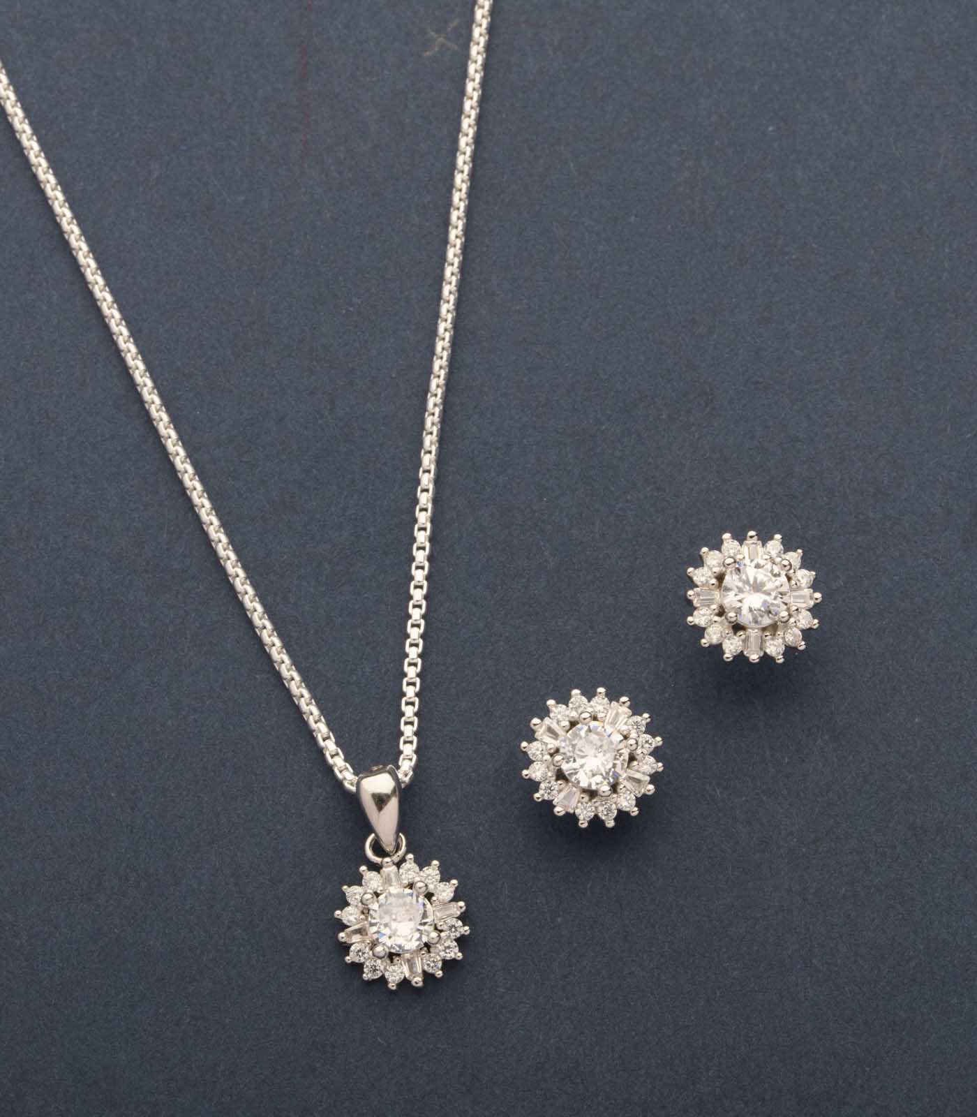 Garden Of The Silver Flowers Pendant Set (Silver)