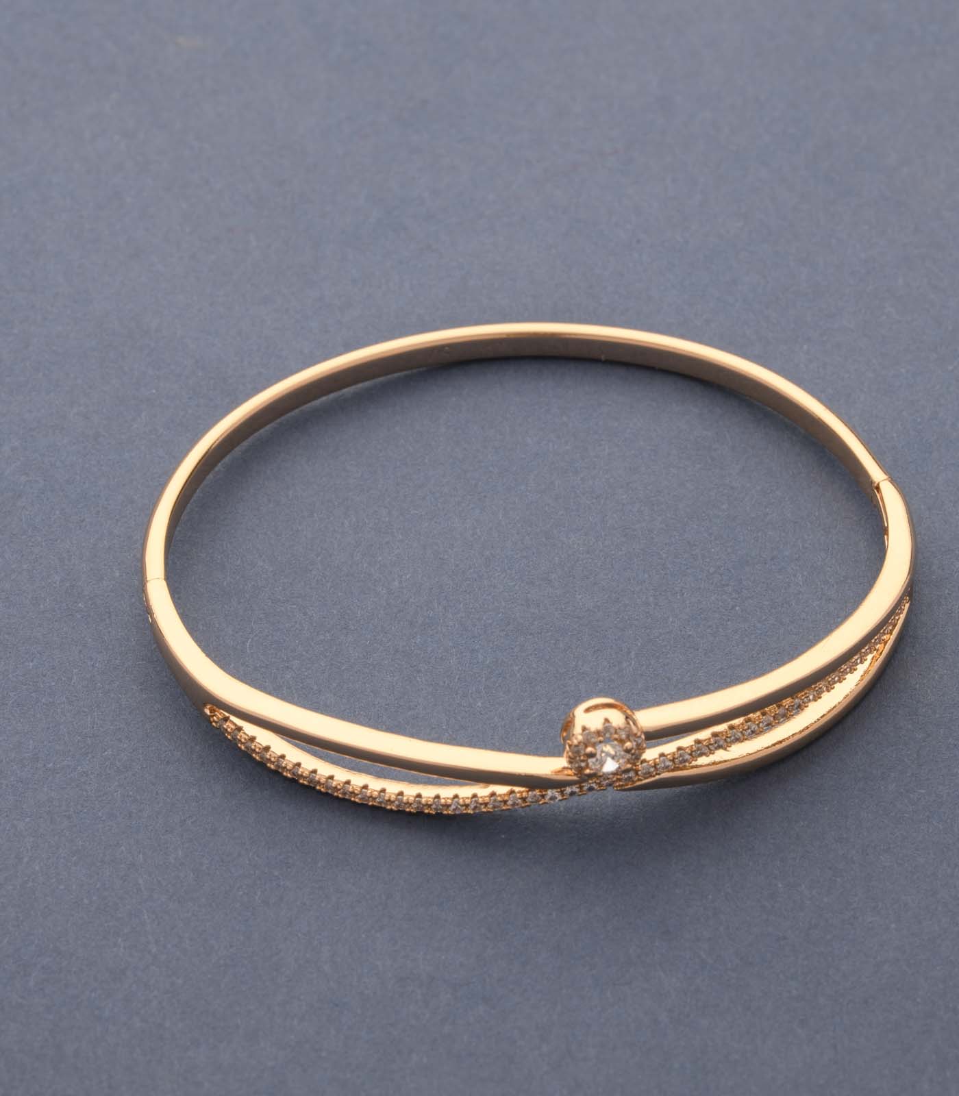 Glamorous String Of Golden Hearts Bracelet (Brass)