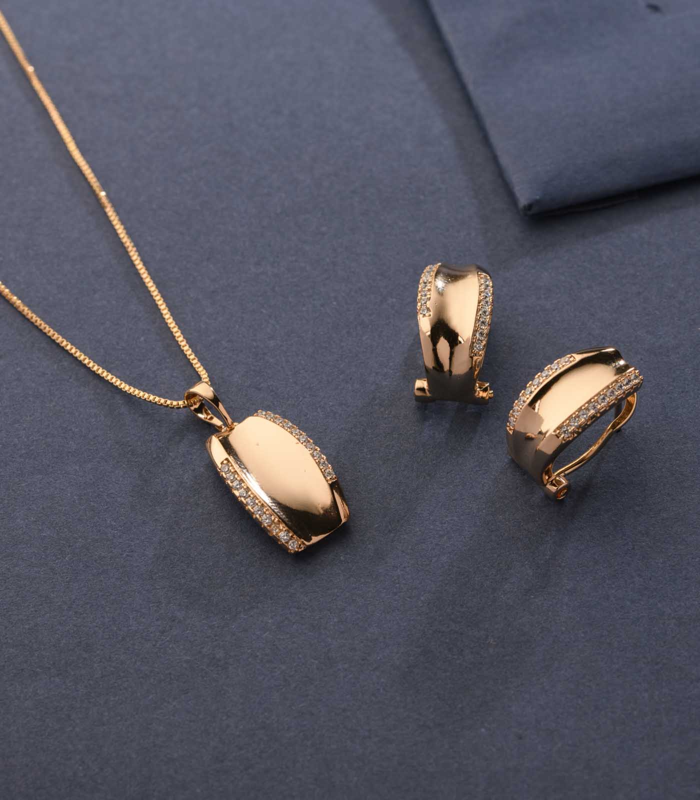 Golden Barrels Of Shiny Stones Necklace (Brass)