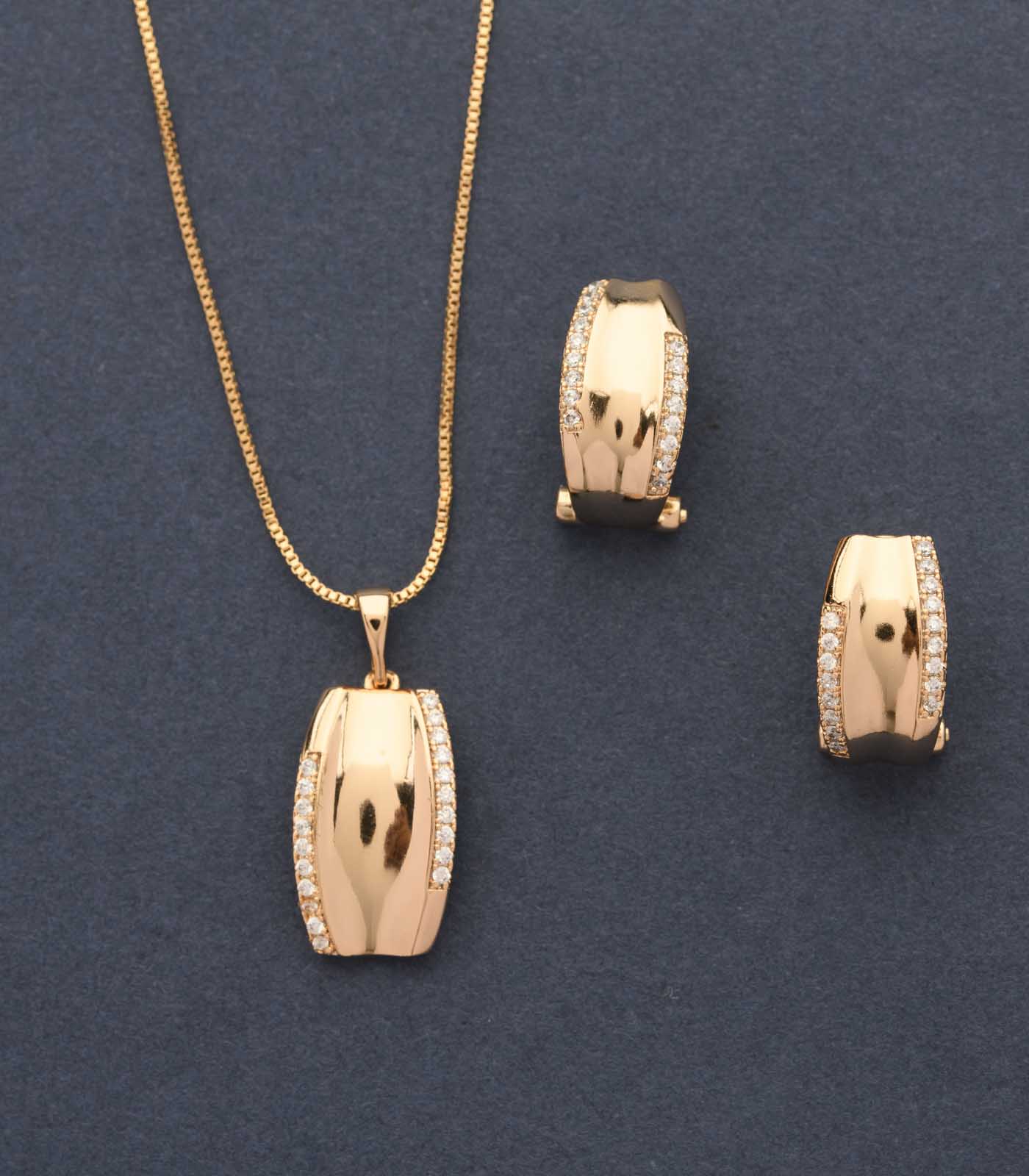 Golden Barrels Of Shiny Stones Necklace (Brass)