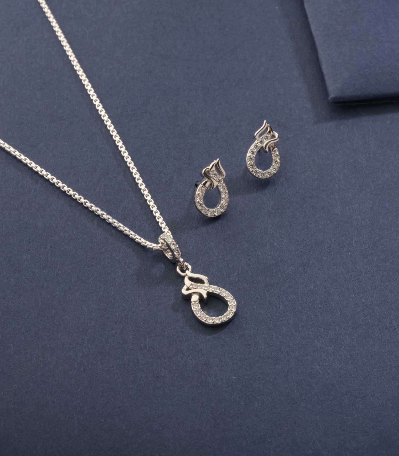 Luxurious Silver And Shiny Gems Pendant Set (Silver)