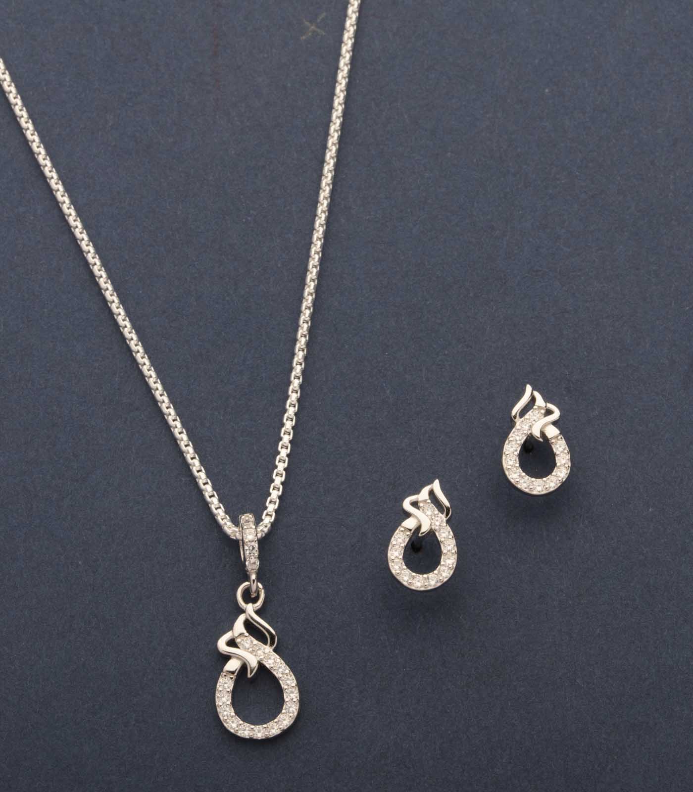 Luxurious Silver And Shiny Gems Pendant Set (Silver)