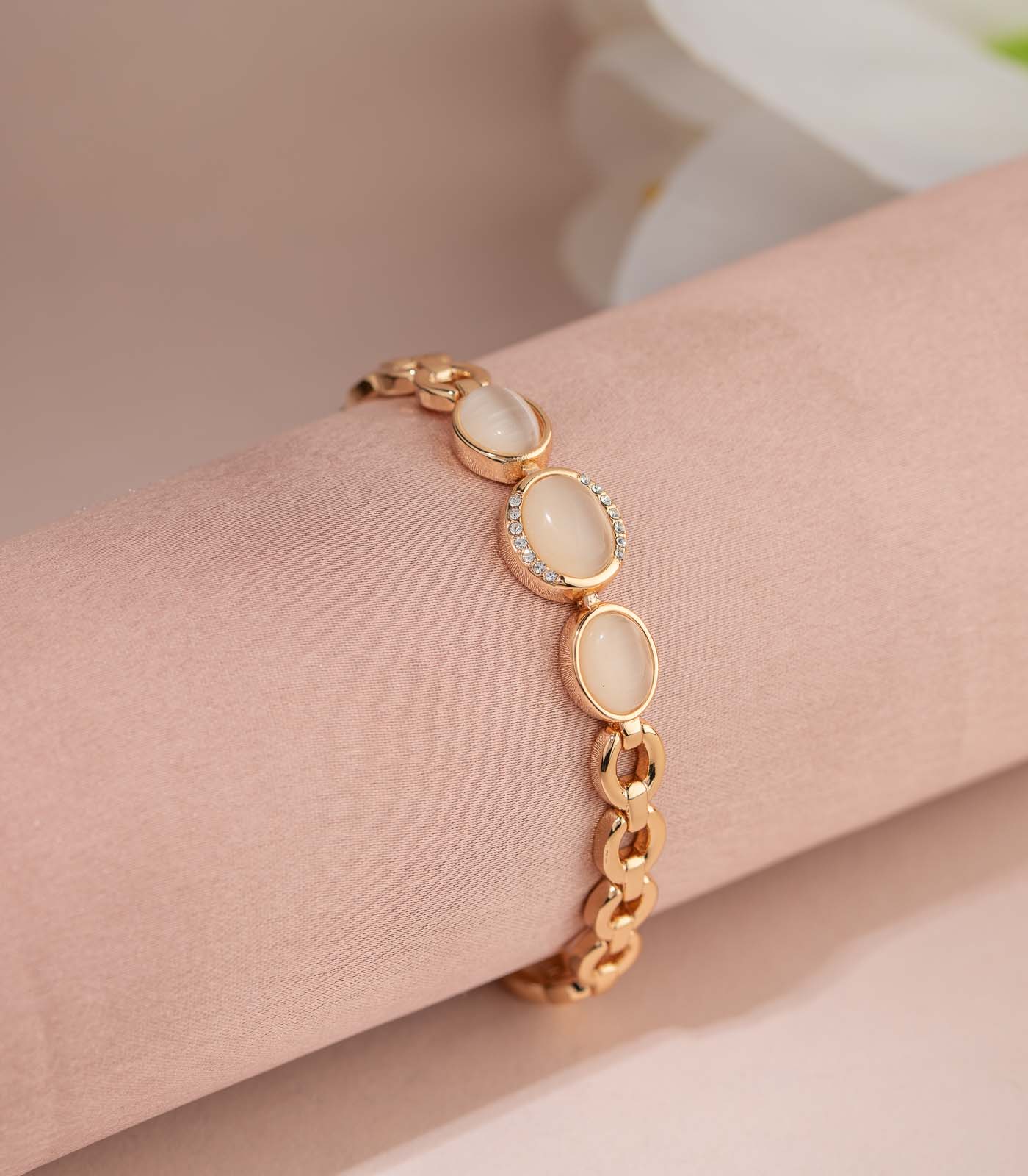 Shimmery Pearl Bracelet (Brass)
