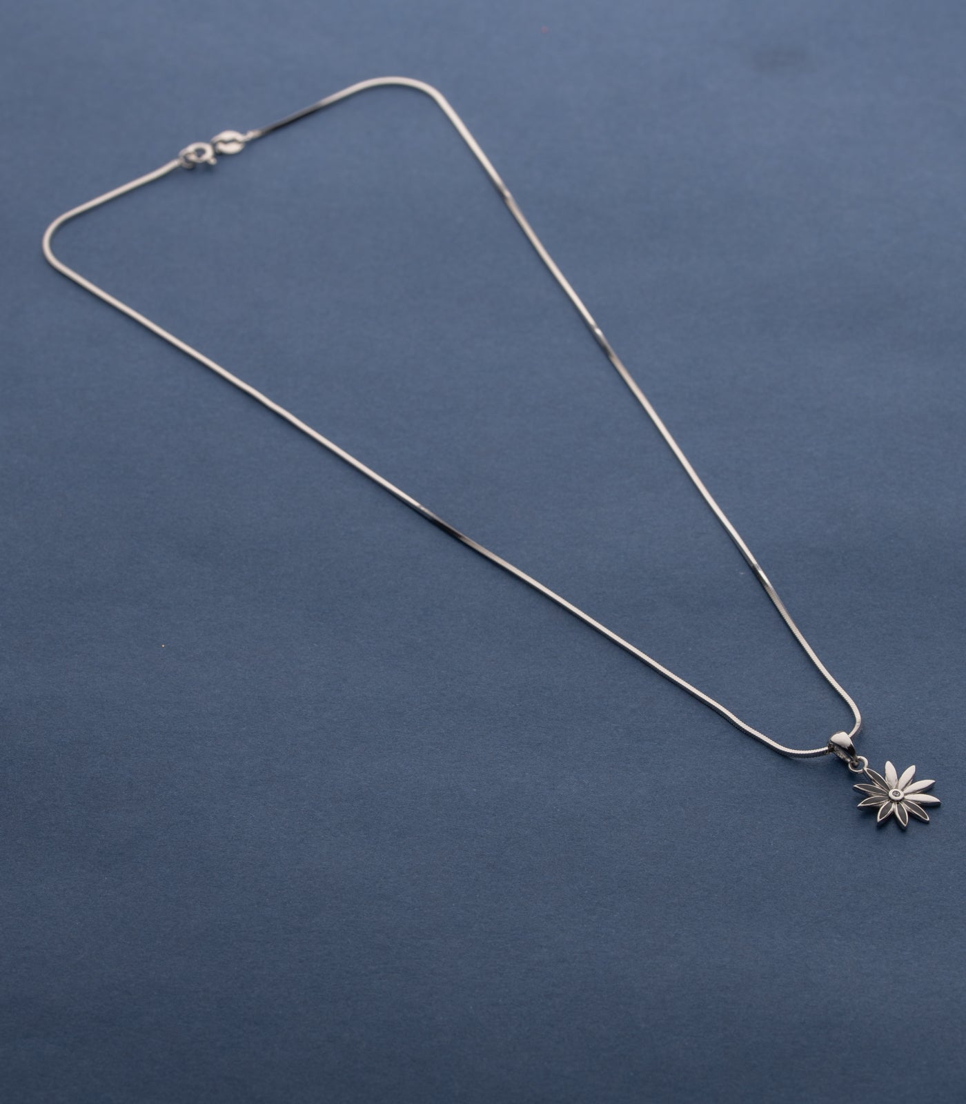 Shiny Floral Necklace (Silver)
